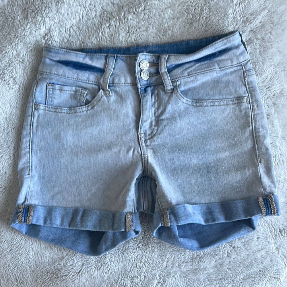 SO Light Wash Cuffed Denim Shorts Size 3 (Juniors)